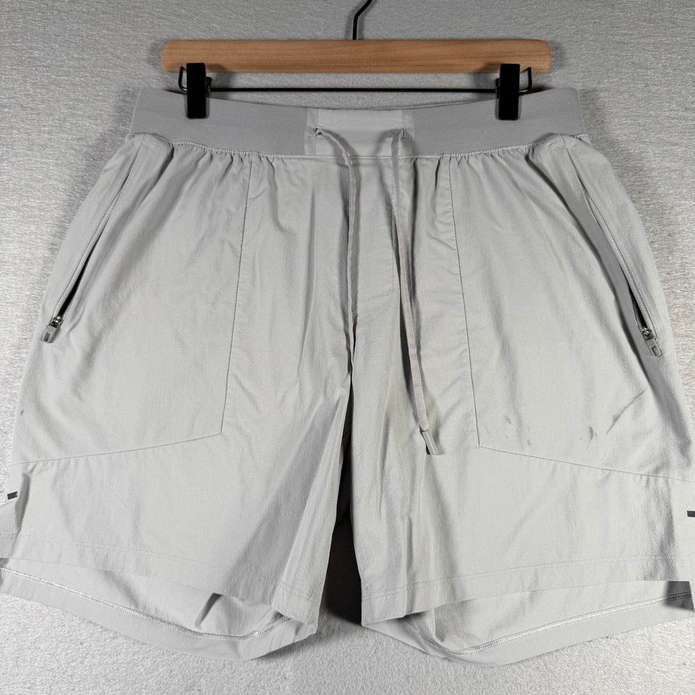 Lululemon Lab Mens Light Grey Athletic Training Shorts Zipper Pockets Drawstring